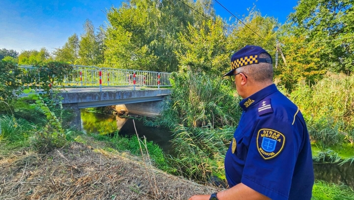 Strażnicy miejscy monitorują Rów Polski w Czerlejewie. Zagrożenia brak