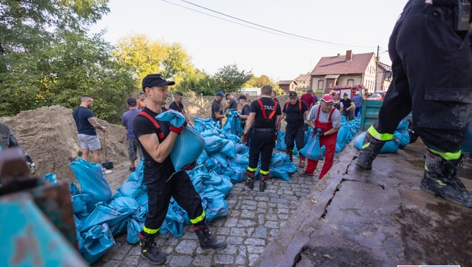 Szlichtyngowa przygotowuje się na wielką wodę. Każda para rąk jest na wagę złota [FOTO]