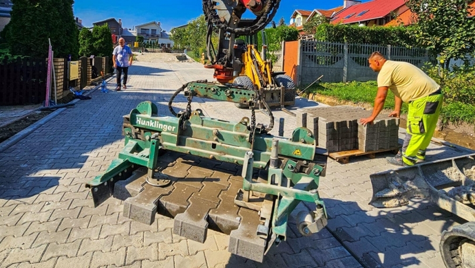 Na ul. Wieniawskiego trwa układanie kostki brukowej