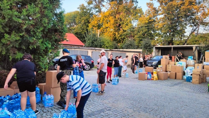 Pakują, ładują, pomagają. I LO Wschowa w akcji dla powodzian [FOTO]