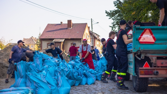 Drugi dzień napełniania worków piaskiem w gminie Szlichtyngowa. „Prosimy o pomoc”