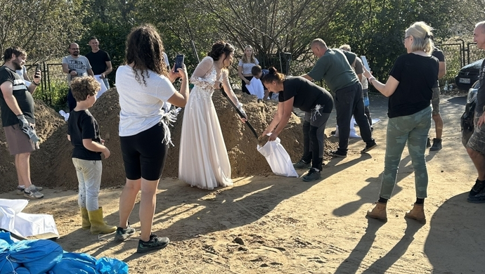 Nowożeńcy z Wilkowa chwycili za łopaty. Miłość w cieniu wielkiej wody