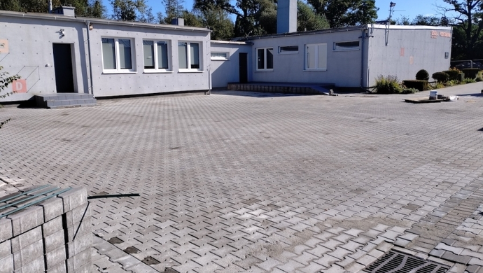 Nowy plac parkingowy przy szkole w Starych Drzewcach. Prace dobiegają końca