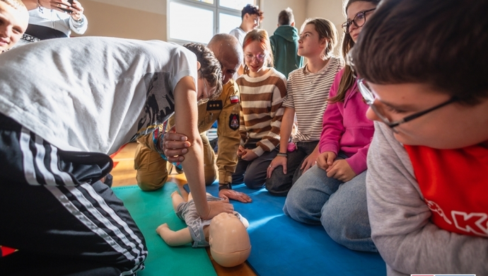 Rekord resuscytacji z WOŚP. Uczniowie SP2 ćwiczyli pierwszą pomoc [VIDEO]