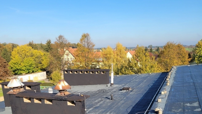 Na szkole układają nowe pokrycie dachowe