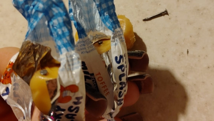 Mieszkanka Wschowy alarmuje. „Znalazłam w 5 cukierkach małe gwoździki”