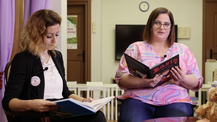 Pracownicy OPS Wschowa czytają bajkę pt. Przygody Niedźwiadka Tadka