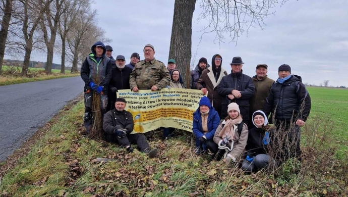 Nasadzali drzewa, rozdawali sadzonki. Pszczelarze w akcji wspartej przez Powiat Wschowski
