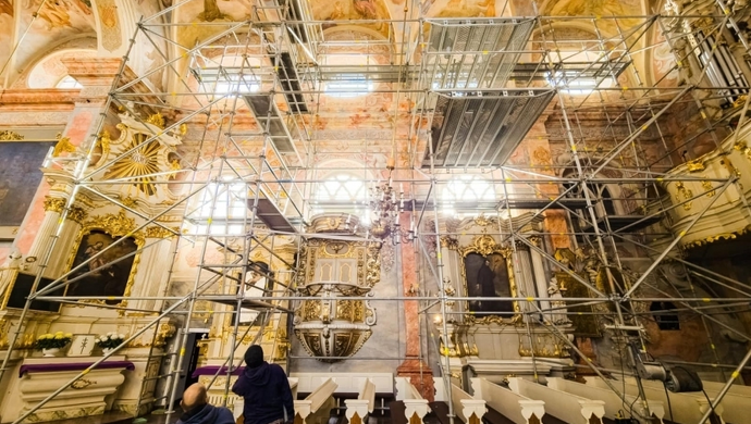 Rusztowania już stoją. Ruszyła renowacja okien w klasztorze