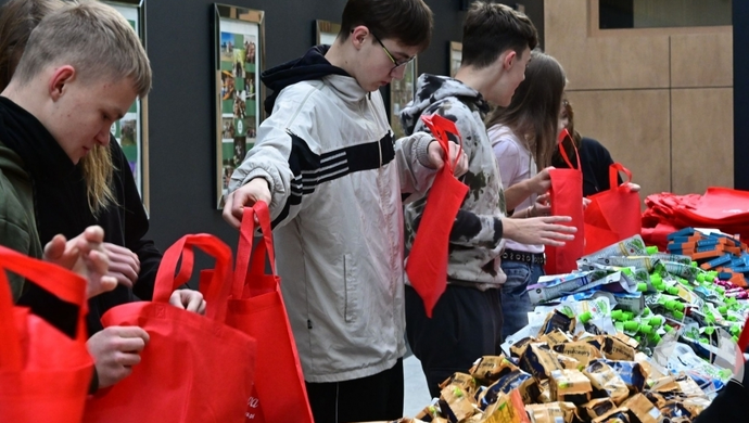 Pomocnicy św. Mikołaja pracowali w pocie czoła. Mikołajkowy orszak odwiedzi dzieci z gm. Sława