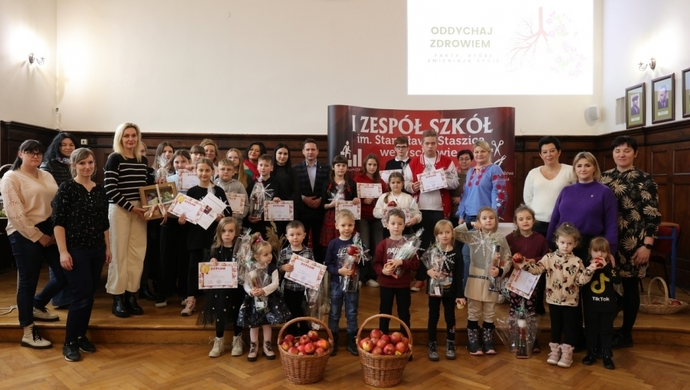 Jabłko zamiast papierosa. W „Staszicu” rozstrzygnięto konkursy promujące zdrowie