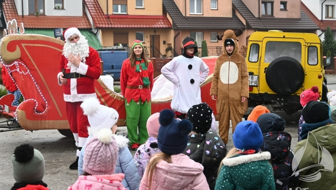 Pierwsze dzieci już z prezentami. Orszak Świętego Mikołaja objeżdża gminę Sława [FOTO]