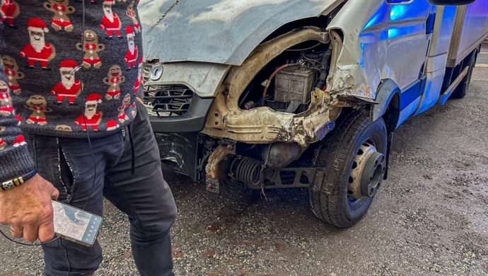 Iveco wpadło na barierki. Szczęście, że nikt nie ucierpiał [FOTO]