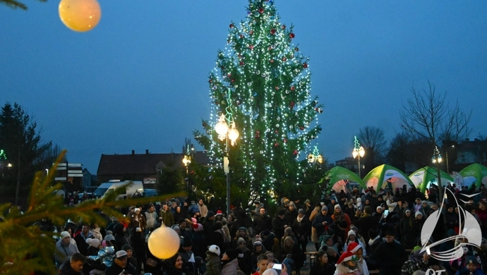 Jarmark i uroczyste włączenie iluminacji. Nowy Rynek w świątecznej odsłonie [WIDEO]