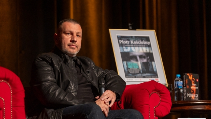 Piotr Kościelny spotkał się z czytelnikami. Spotkanie autorskie przyciągnęło liczne grono fanów [WIDEO]