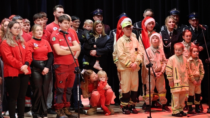 Kolęda w wykonaniu mieszkańców. Sławianie śpiewają „Wśród nocnej ciszy” [WIDEO]