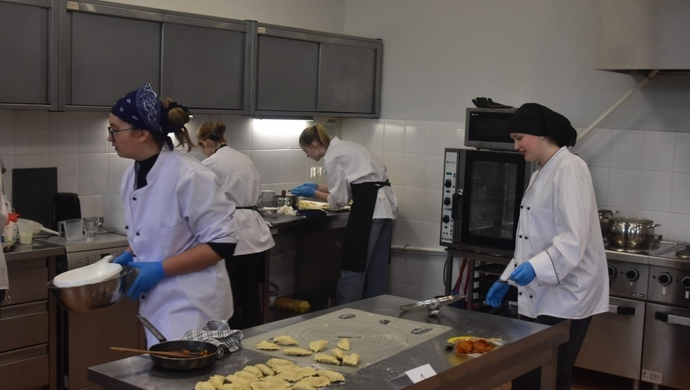 Dekorowali stoły i przygotowywali pierogi. Świąteczne zmagania w I Zespole Szkół