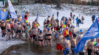 Morsowali w Lginiu. Do lodowatej wody weszło kilkaset osób! (ZDJĘCIA)