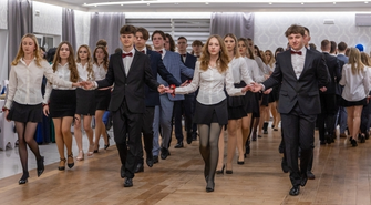 Studniówka I LO we Wschowie była przepiękna! Tak poloneza tańczyli uczniowie „Zana” (ZDJĘCIA)