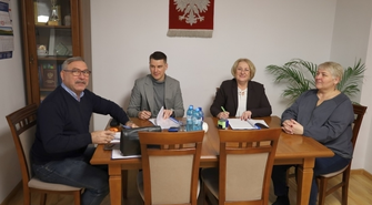 Wkrótce nową drogą do przysiółka Puszcza. Burmistrz Wielgus podpisała umowę na remont