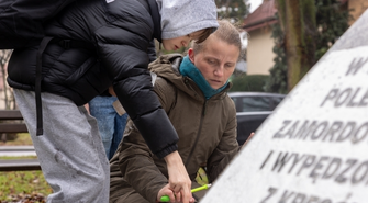 Uczniowie uczcili pamięć ofiar zbrodni w Parośli. Agnieszka Mała: „Nie bójmy się rozmawiać z młodymi ludźmi o historii”