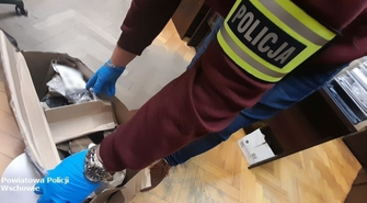 Atrakcyjna cena butów okazała się pułapką. Mieszkanka Wschowy w kartonie znalazła...