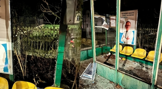 Wandalizm na przystankach wiejskich nie ustaje. „Cały czas naprawiamy niszczone szyby”