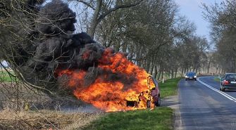 Pożar samochodu między Sławą a Starym Strączem. Kierowca bezpieczny, auto zniszczone