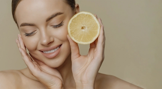 Witamina C w pielęgnacji skóry: klucz do młodzieńczego wyglądu i zdrowej cery