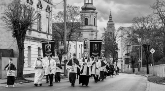 Wschowa pożegnała ks. prałata Zygmunta Zająca. Przez miasto przeszła procesja żałobna (FOTO)