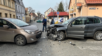 Czołowe zderzenie w Sławie. Kto zawinił na skrzyżowaniu ul. Waryńskiego i Chopina?