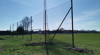 Na boisku w Szlichtyngowie zamontowano piłkochwyt