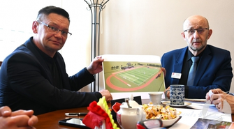 Przebudowa Stadionu Miejskiego w Sławie ma zakończyć się za 17 miesięcy. Burmistrz właśnie podpisał umowę