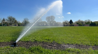 Zmiany na Stadionie Miejskim we Wschowie. Murawę po renowacji nawadnia kilkanaście zraszaczy