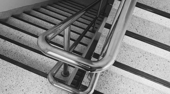 Jak często należy sprzątać w klatkach schodowych?