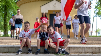 Bieg patriotyczny w Parku Wolsztyńskim. Uczestnicy w barwach narodowych uczcili Dzień Flagi