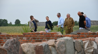 Wizyta przedstawicieli Konsulatu Generalnego Niemiec w Sławie. Tematem podobozy w Przybyszowie