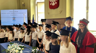 Birety poszybowały w powietrze! Absolutorium Wschowskiego Uniwersytetu Dziecięcego