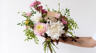 Najważniejsze zasady tworzenia bukietów ze sztucznych kwiatów