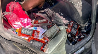 26-letni złodziej alkoholu zatrzymany. „Wykręcił rękę i odepchnął pracownicę sklepu” [NAGRANIE Z POŚCIGU]