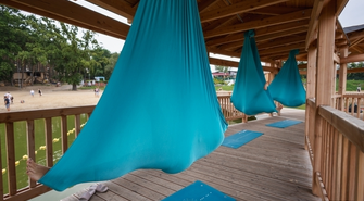 W chustach na pomoście. Aerial Joga w Lginiu [FOTO]