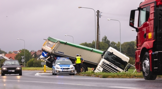 Ciężarówka wylądowała w rowie. Dojazd do ronda blokuje naczepa [FOTO]