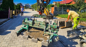 Na ul. Wieniawskiego trwa układanie kostki brukowej