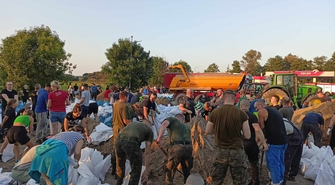 Akcja umacniania wałów w Szlichtyngowej trwa. „Wspólnie damy radę”