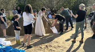 Nowożeńcy z Wilkowa chwycili za łopaty. Miłość w cieniu wielkiej wody