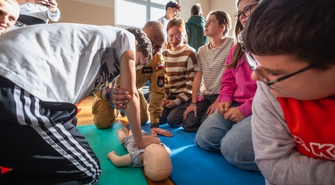 Rekord resuscytacji z WOŚP. Uczniowie SP2 ćwiczyli pierwszą pomoc [VIDEO]