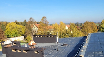 Na szkole układają nowe pokrycie dachowe