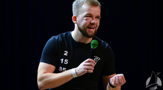 Stand-up na pomoc Adasiowi. „Karp” rozbawił publiczność w Sławie