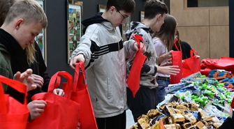 Pomocnicy św. Mikołaja pracowali w pocie czoła. Mikołajkowy orszak odwiedzi dzieci z gm. Sława