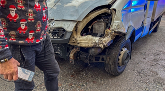 Iveco wpadło na barierki. Szczęście, że nikt nie ucierpiał [FOTO]